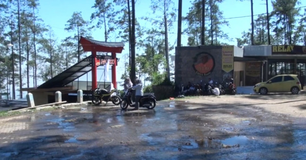 Kibarkan Bendera Putih, Ratusan Pelaku Wisata di Mojokerto Menyerah