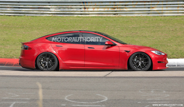 Tesla Model S Plaid Siap Pecahkan Rekor Mobil Sedan Terkencang di Nurburgring