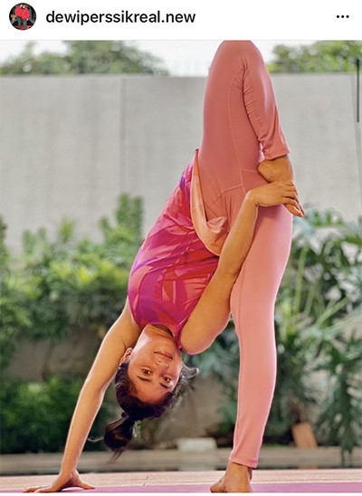 Pose Ekstrem Dewi Perssik saat Yoga Bikin Netizen Ngilu