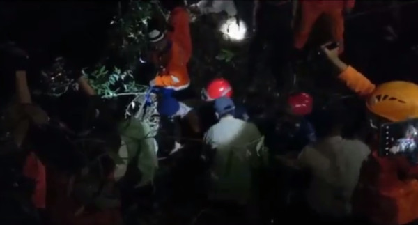 Mobil Terjun ke Jurang, Sopir Tewas Kernet Selamat, Evakuasi Korban Dramatis