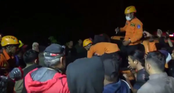 Mobil Terjun ke Jurang, Sopir Tewas Kernet Selamat, Evakuasi Korban Dramatis