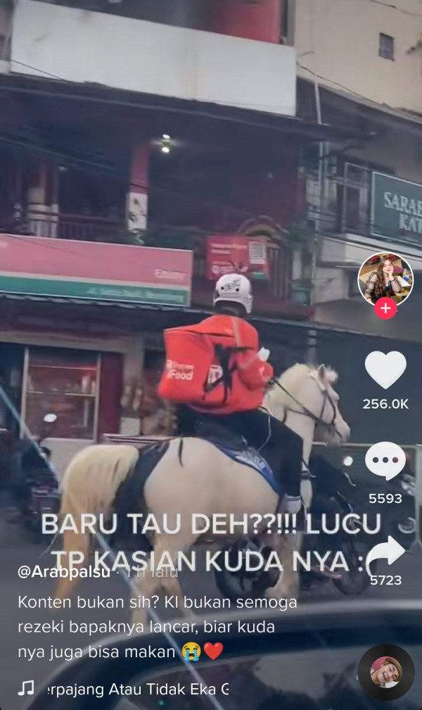 Bak Pangeran, Ojol ini Antar Pesanan Naik Kuda Putih