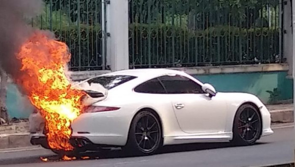 Ketika Mobil Mewah Dijilat Si Jago Merah, Ini Model-modelnya