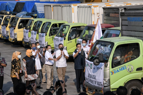 Anies Posting Penampakan Beras Bansos DKI Kualitas Premium Hasil Panen Petani dari Berbagai Daerah