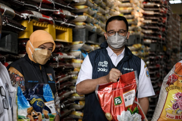 Anies Bagikan Beras Bansos Kualitas Premium, Warganet: Ini Jawaban buat Para Pengecam