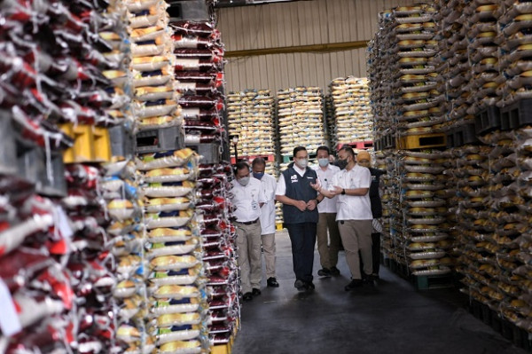 Anies Posting Penampakan Beras Bansos DKI Kualitas Premium Hasil Panen Petani dari Berbagai Daerah