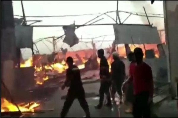 Kebakaran Hebat Landa Pabrik Pengolahan Kayu, Warga Panik Berhamburan Keluar Rumah
