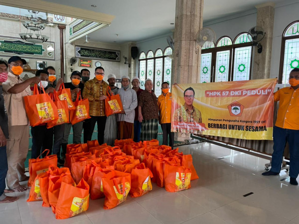 Himpunan Pengusaha Kosgoro 1957 DKI Jakarta Bagikan Bantuan Sembako untuk Warga Terdampak Covid-19