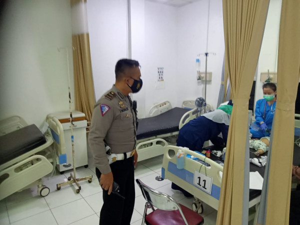 Sopir Pickup Ugal-ugalan di Jalan Hantam 3 Sepeda Motor di Sukabumi
