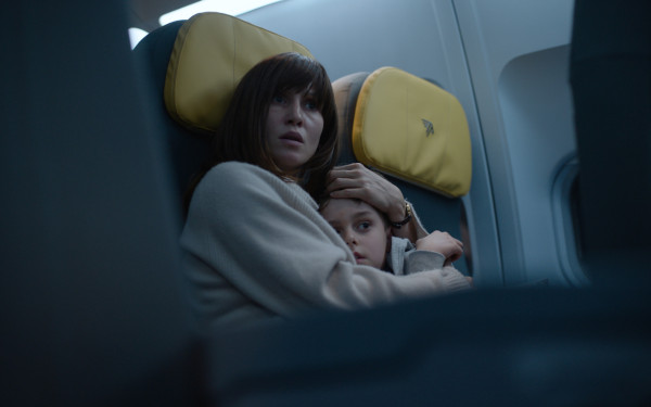 5 Alasan untuk Nonton 'Blood Red Sky', Film Pembajakan Pesawat yang Tak Biasa