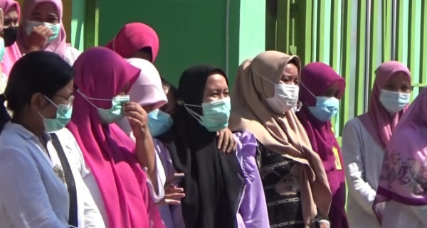 Tangis Keluarga dan Rekannya Pecah saat Melepas Kepergian Nakes yang Meninggal karena COVID-19