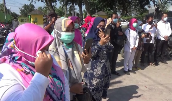 Tangis Keluarga dan Rekannya Pecah saat Melepas Kepergian Nakes yang Meninggal karena COVID-19