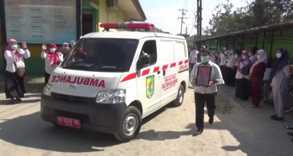 Tangis Keluarga dan Rekannya Pecah saat Melepas Kepergian Nakes yang Meninggal karena COVID-19