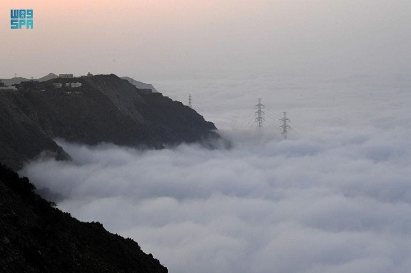 Indahnya Fenomena Cuaca Arab Saudi seperti Negeri di Atas Awan