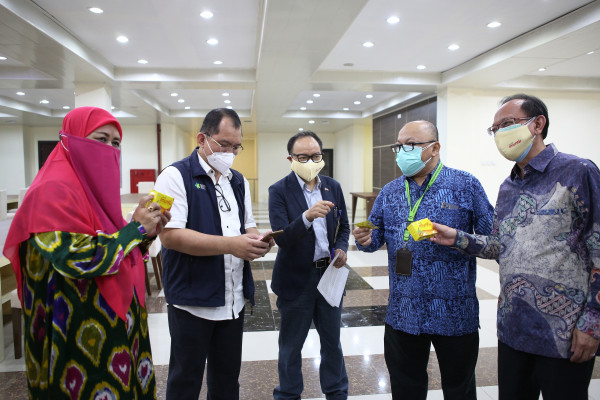 Martha Tilaar Group Peduli Serahkan 2.000 Box Berto ImunKu untuk Nakes dan Pasien di RSDC Wisma Haji