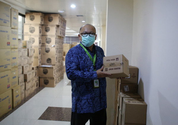Martha Tilaar Group Peduli Serahkan 2.000 Box Berto ImunKu untuk Nakes dan Pasien di RSDC Wisma Haji