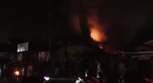 Nekat Terobos Kobaran Api, Pemilik Warung Nyaris Adu Jotos dengan Warga