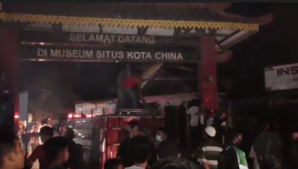 Nekat Terobos Kobaran Api, Pemilik Warung Nyaris Adu Jotos dengan Warga