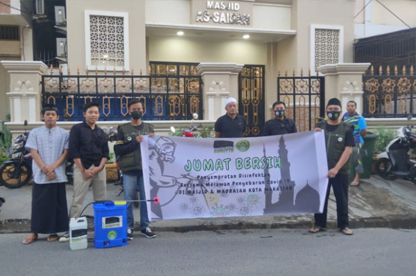 Rumah Gurutta Bagi Sembako ke Warga dan Lakukan Penyemprotan Disinfektan Masjid