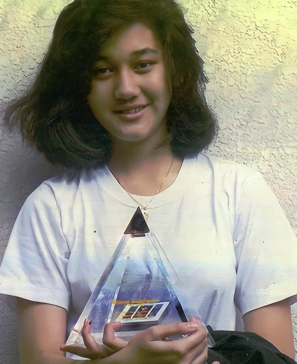 Mengenang Nike Ardilla, Penyanyi Era 90-an yang Meninggal di Puncak Karier