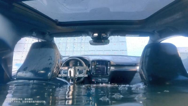 Buktikan Aman, Volvo Rendam Mobil Listrik di Kolam Sedalam 1,7 Meter