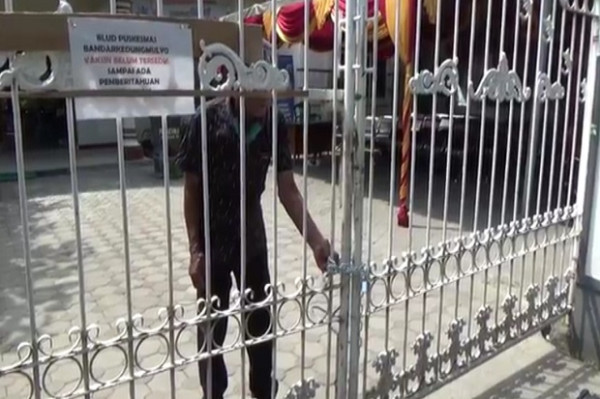 Kesal Penanganan Warga yang Kena COVID-19 Buruk, Kepala Desa di Jombang Segel Puskesmas