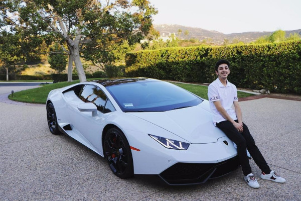 Sorry Ferrari, Lamborghini Jauh Lebih Menarik buat Anak Muda Superkaya