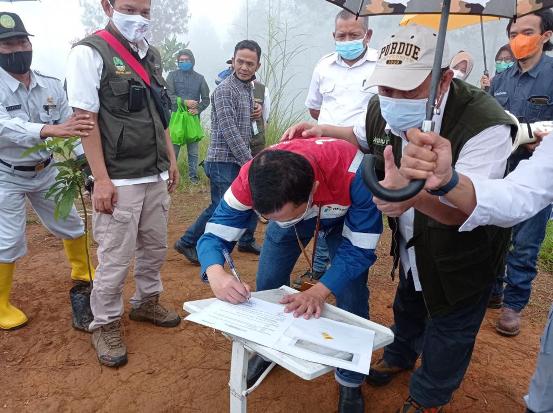 Dukung Pemulihan Lahan Kritis di Kabupaten Tasikmalaya, PGE Bantu Ribuan Bibit Pohon