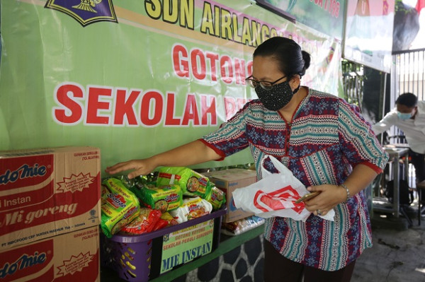 Demi Bantu Tangani COVID-19, Bocah-bocah SD di Surabaya Kumpulkan Donasi