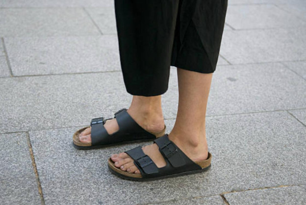5 Jenis Sandal untuk Kamu Tetap Terlihat Stylish meski Bergaya Santai