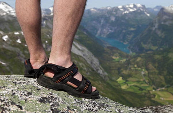 5 Jenis Sandal untuk Kamu Tetap Terlihat Stylish meski Bergaya Santai
