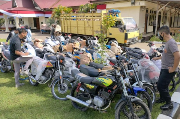 Mendarat di Merauke, Puluhan Motor dan Mobil Bodong Disita di Pelabuhan Yos Sudarso