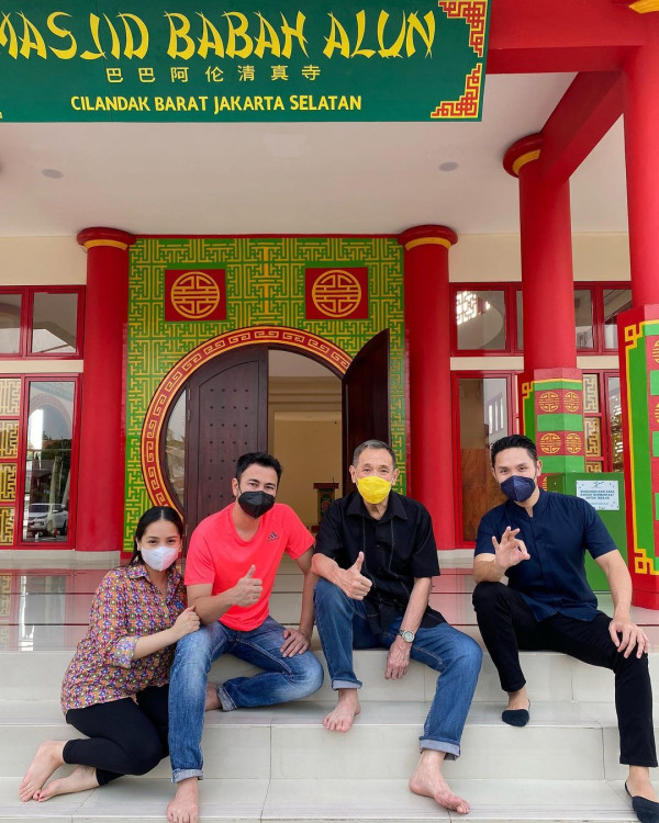 Nagita Slavina Pakai Sandal Rp20 Juta ke Masjid, Kakinya Bening Banget