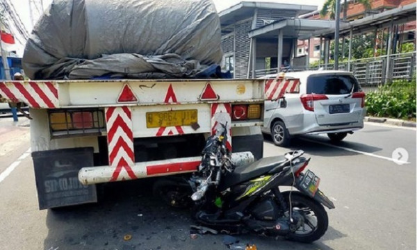 Rentetan Kecelakaan Hari Ini, Mobil Nyemplung ke Kali hingga Motor Seruduk Kontainer