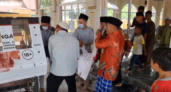Jamaah Gempar, Pemuda Ditemukan Bersimbah Darah dalam Masjid