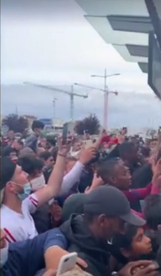 Ingin Sambut Lionel Messi, Fans PSG Sambangi Bandara dan Padati Jalanan di Kota Paris