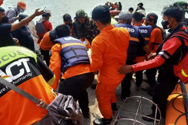 Aksi Heroik Petugas SAR Selamatkan Pemancing yang Tenggelam di Danau Sunter