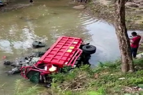Rem Blong! Truk Hantam Pengendara dan Pejalan Kaki Lalu Terjun ke Jurang 2 Orang Tewas