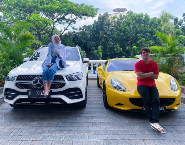 Mercedes Rp1,68 Miliar Kado Rizky Billar buat Lesty Kejora