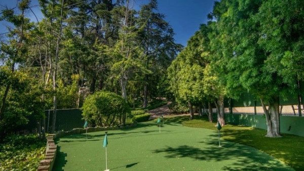 Melongok Rumah Mewah Sugar Ray Leonard Rp660 M, Ada Lapangan Golf dan Tenis