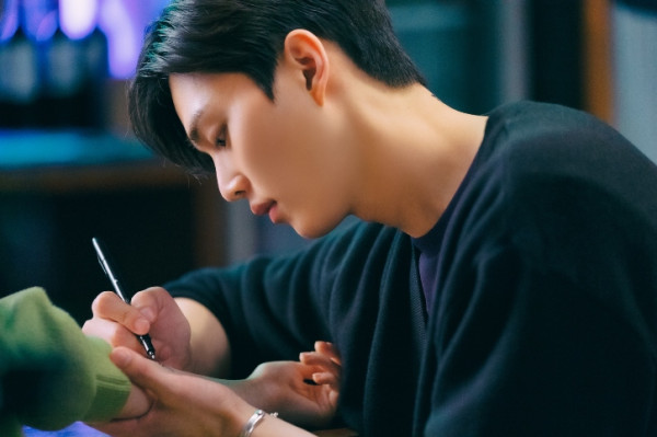 5 Tanda yang Mestinya Bikin Han So-Hee Waspada terhadap Song Kang dalam 'Nevertheless'