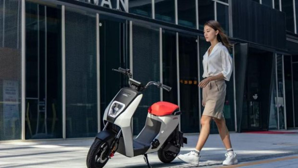 Enak Buat Selap-Selip, Honda Luncurkan Skuter Listrik U-GO