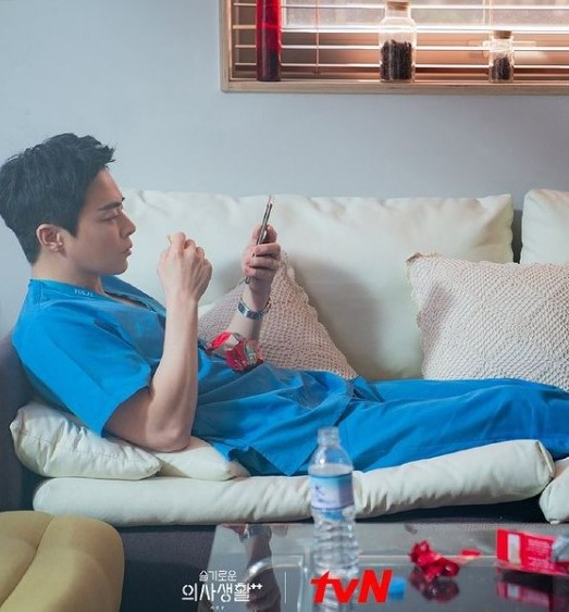 Rahasia Punya Banyak Teman ala Lee Ik-Joon 'Hospital Playlist'