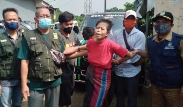 Banyak Orang Gila Mengamuk di Bekasi, Lempari Pengendara hingga Rusak Rumah Warga