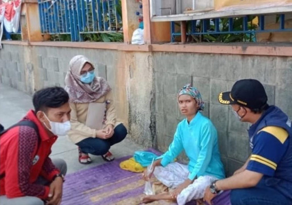 Banyak Orang Gila Mengamuk di Bekasi, Lempari Pengendara hingga Rusak Rumah Warga