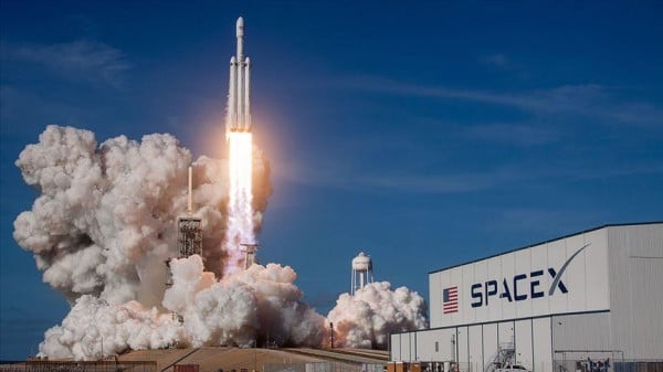 Roket Elon Musk yang Bikin Perjalanan Luar Angkasa Seksi Lagi