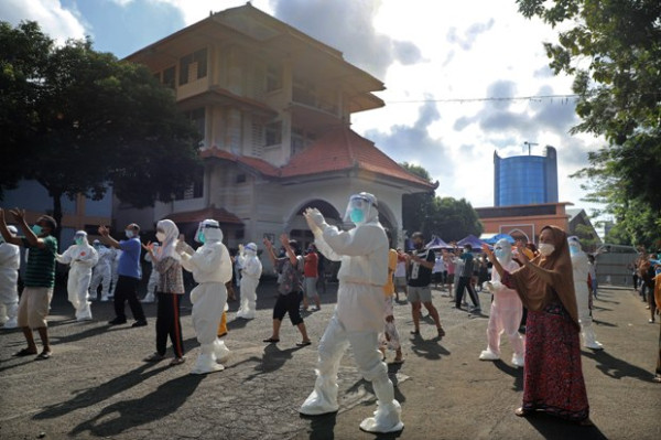 Wali Kota Eri Cahyadi Kunjungi dan Beri Bingkisan kepada Anak-anak yang Jalani Isoman