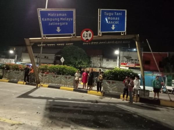 Dump Truk Ringsek usai Tabrak Tiang Penunjuk Jalan di Underpass Senen