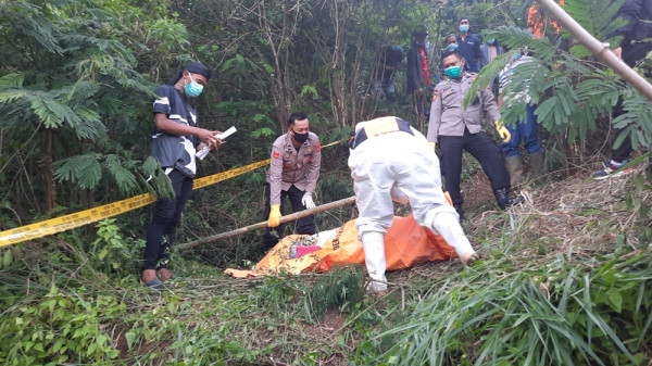 Tasikmalaya Geger, Mayat Pria Tanpa Identitas Membusuk di Tebing