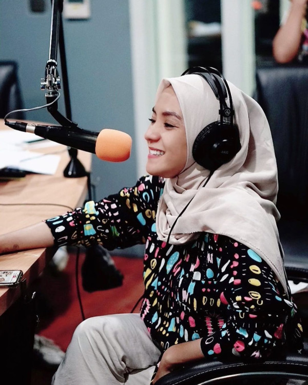 Enno Lerian Penyanyi Cilik Era 90-an yang Kini Jadi Penyiar Radio